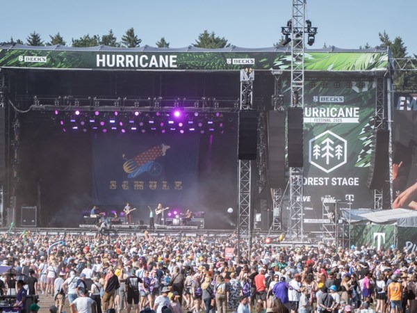 Frau läuft halbnackt übers Hurricane-Festival: Veranstalter muss eingreifen
