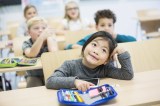 „Hier wird nur Deutsch gesprochen!“ – Wie Kinder Rassismus vom Küchentisch in die Schule tragen. Ein Interview mit dem Lehrer und Content Creator Emmanuel Krüss.