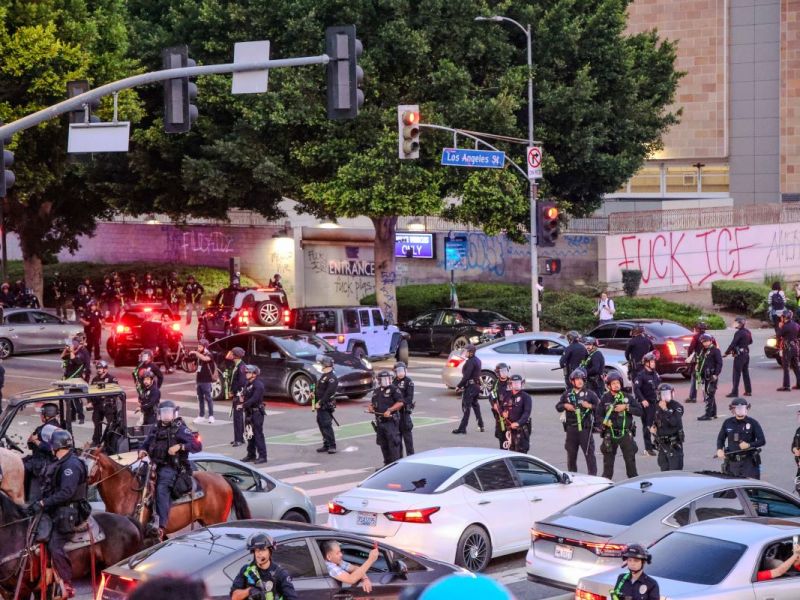 Polizist droht Anti-Trump-Demonstranten: „Ihr landet auf dem Friedhof“
