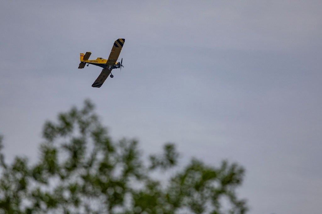 Das Löschflugzeug "Hexe 1" gibt alles, um die Flammen zu löschen.
