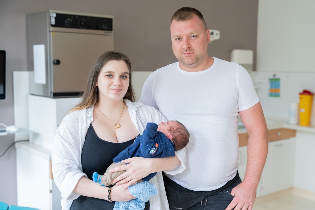Willkommen, Leon! Zusammen mit Mama und Papa freut sich die ganze Familie über das 1.000. Baby des Jahres.