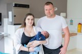 Willkommen, Leon! Zusammen mit Mama und Papa freut sich die ganze Familie über das 1.000. Baby des Jahres.