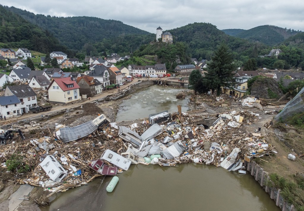 Starkregen, der wegen vor Trockenheit erstarrter Böden und versiegelter Grundflächen nicht mehr richtig versickern kann und deshalb zu Überschwemmungen führt, wie hier im Ahrtal. Das ist nur einer der Vorboten einer Klima-Katastrophe in Europa...