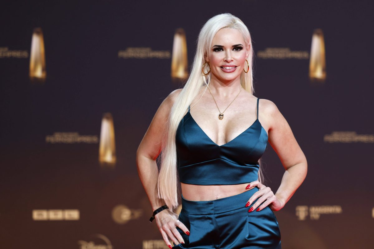 Splitterfasernackt-Daniela-Katzenberger-wird-angemalt