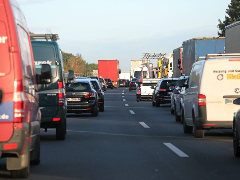 Auf der A2 bei Peine staut sich der Verkehr noch bis Samstag. (Archivbild)