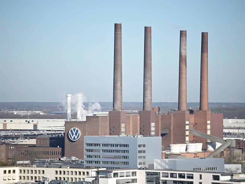 VW schickt Mitarbeiter in Werksurlaub – was wirklich in der Zeit im Werk passiert