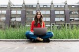 Die Generation Z hat jetzt schon Angst vor der Rente? Warum diese Angst nicht unbegründet ist und was junge Menschen jetzt schon tun können.